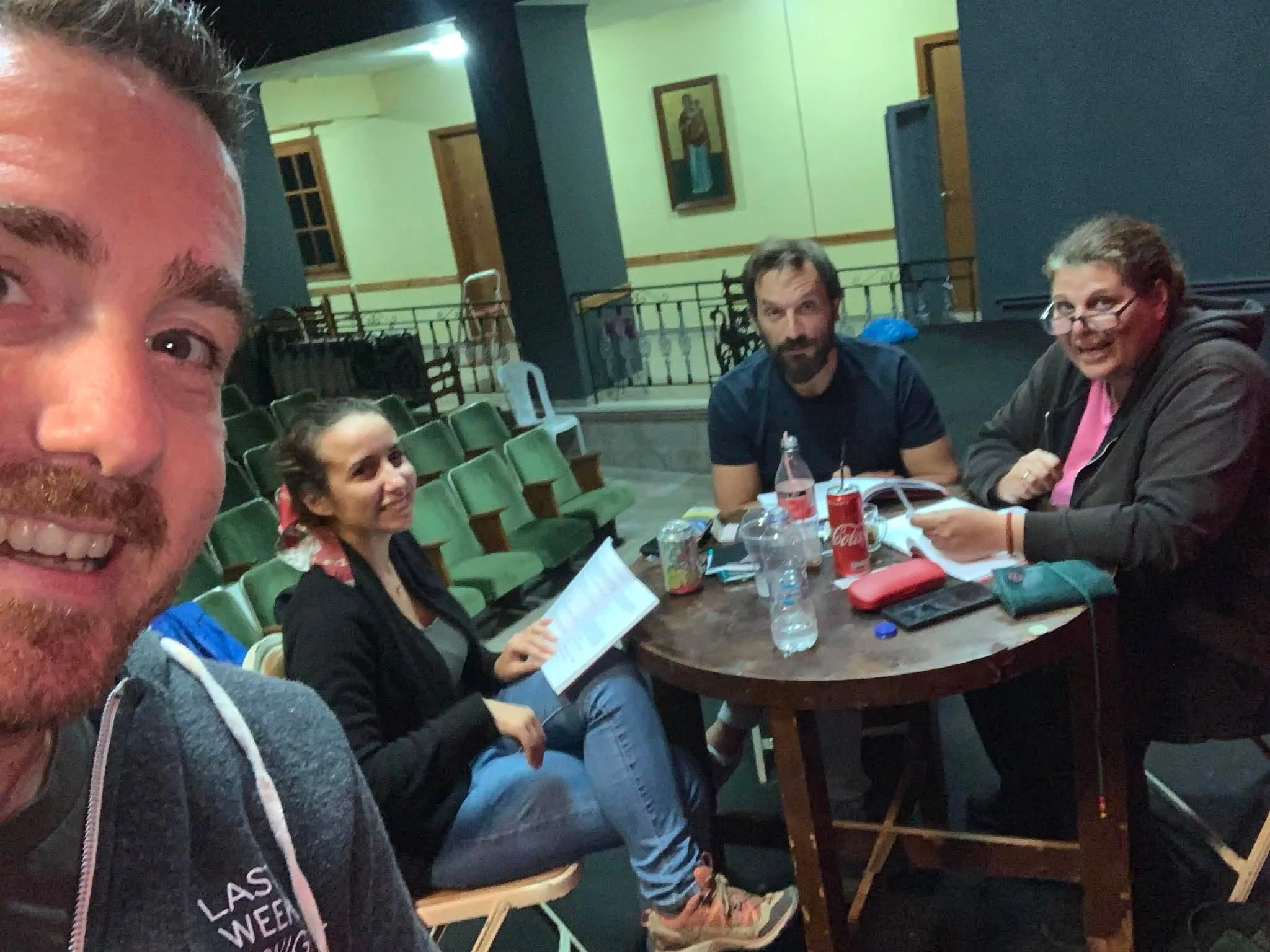 Πρώτο διάβασμα της «Αμφιβολίας», Πνευματικό Κέντρο Γυθείου, 20/10/2020: τέσσερα μέλη γύρω από τραπέζι με τα κείμενα