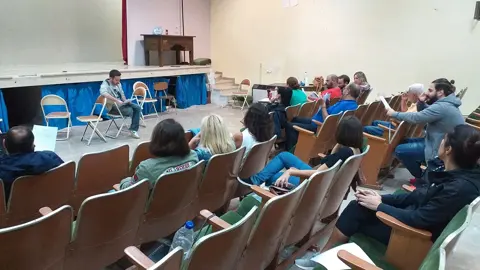 Η ομάδα στα καθίσματα της αίθουσας, απέναντι στον νέο σκηνοθέτη