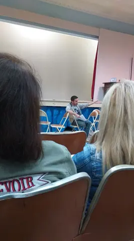 Από τις πίσω σειρές: η ομάδα ακούει τον νέο σκηνοθέτη